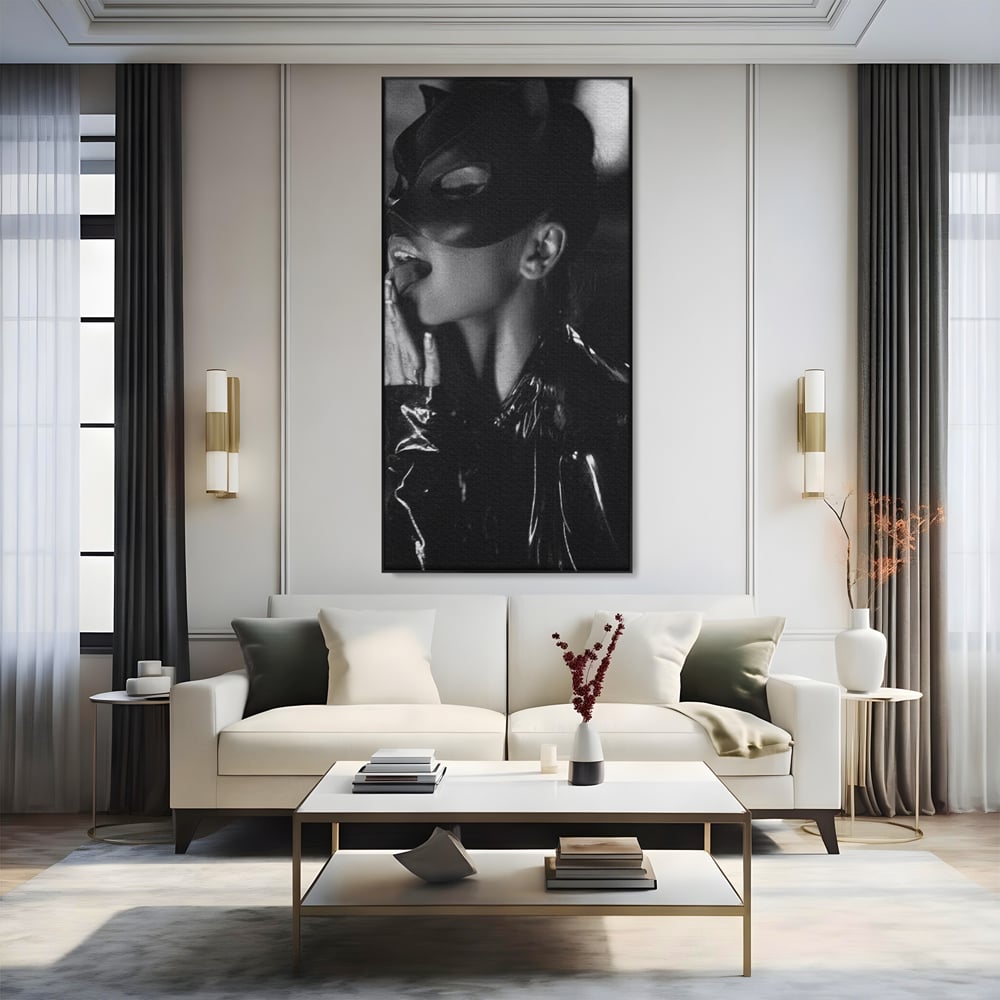 Tablou canvas cu tablou canvas cu femeie in costum de pisica, in rama de aluminiu negru, pe perete intr-un living